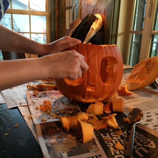noemi-carves-a-pumpkin-2