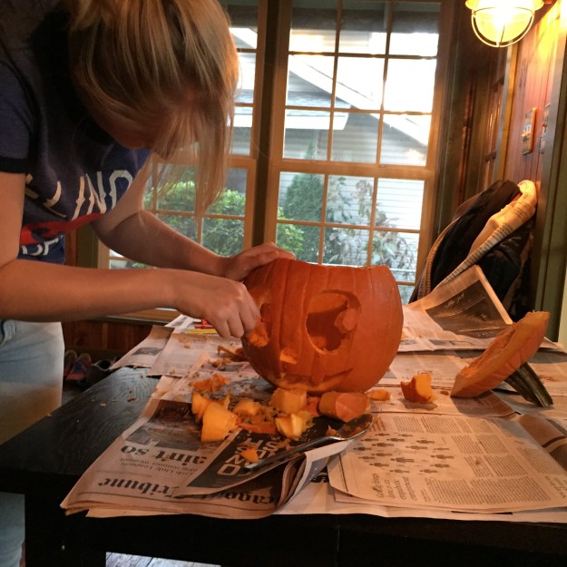 noemi-carves-a-pumpkin-3