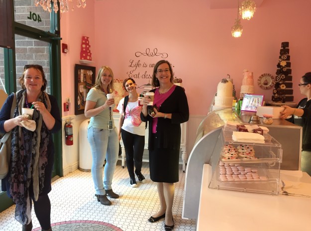 Rianne, Noëmi, Anja, and Lori at the cupcake shop